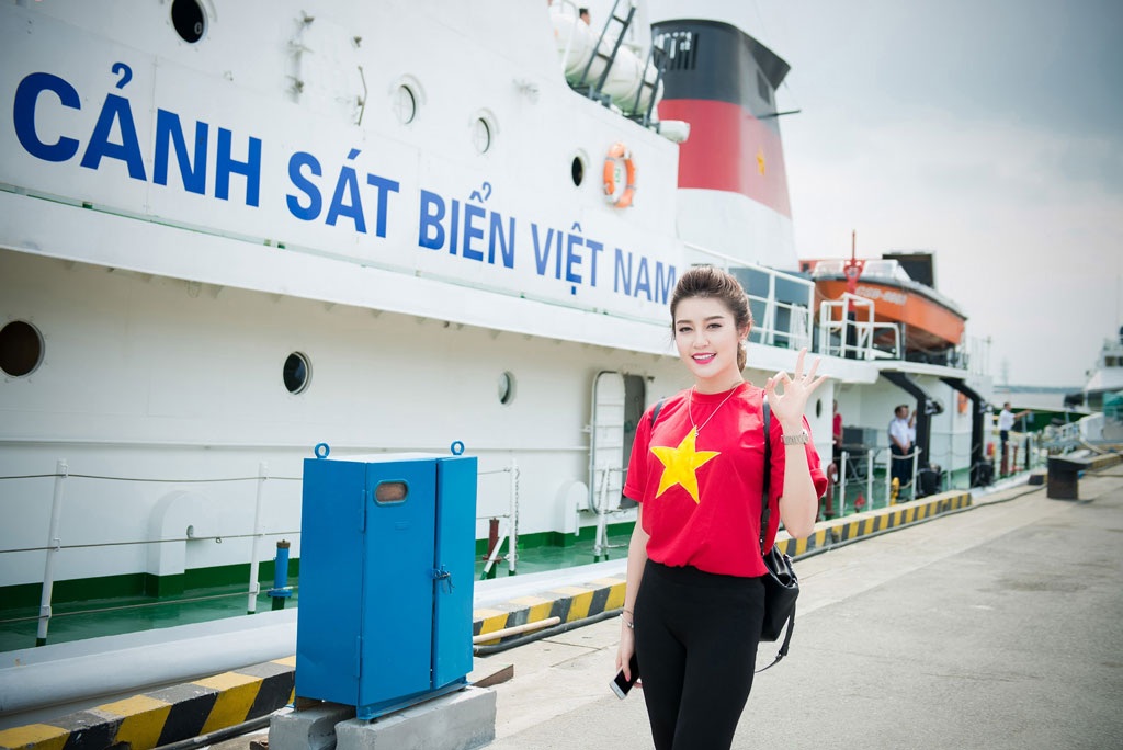 Á hậu Huyền My mặc áo cờ đỏ sao vàng giao lưu với cảnh sát biển - 4 <b style=mso-bidi-font-weight:
normal>Hà Thanh