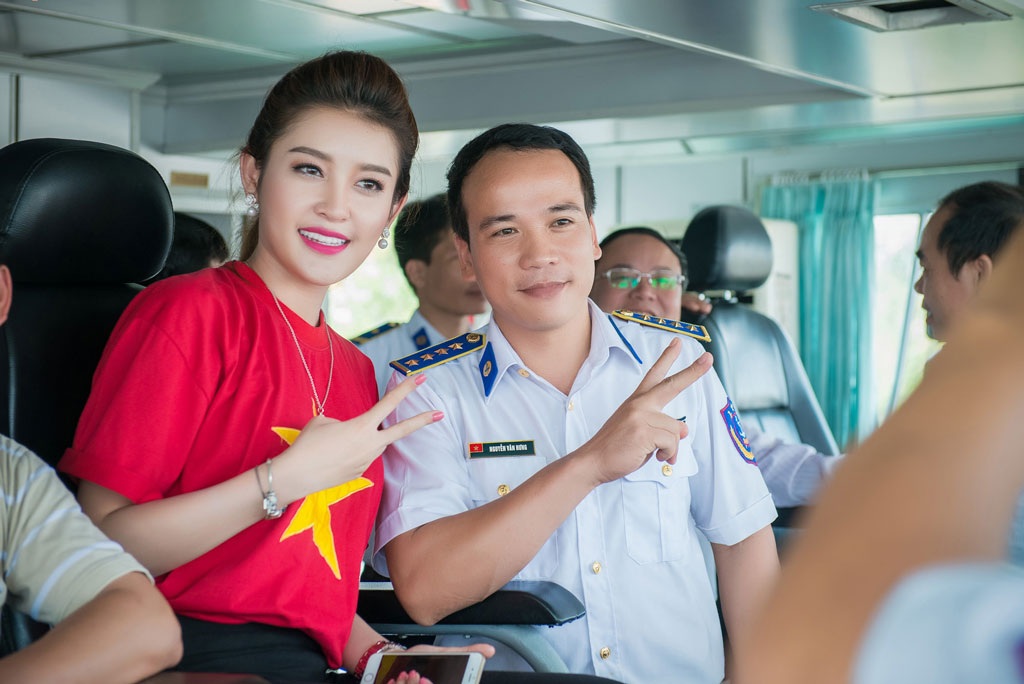 Á hậu Huyền My mặc áo cờ đỏ sao vàng giao lưu với cảnh sát biển - 5 <b style=mso-bidi-font-weight:
normal>Hà Thanh