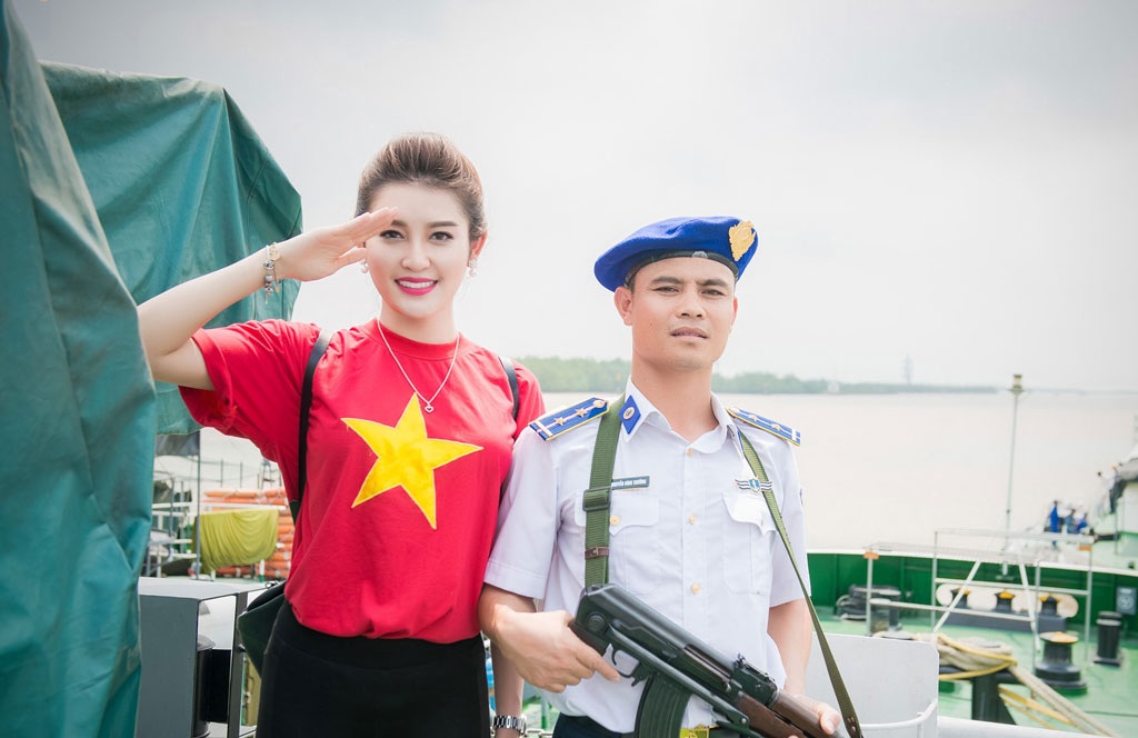 Á hậu Huyền My mặc áo cờ đỏ sao vàng giao lưu với cảnh sát biển - 6 <b style=mso-bidi-font-weight:
normal>Hà Thanh