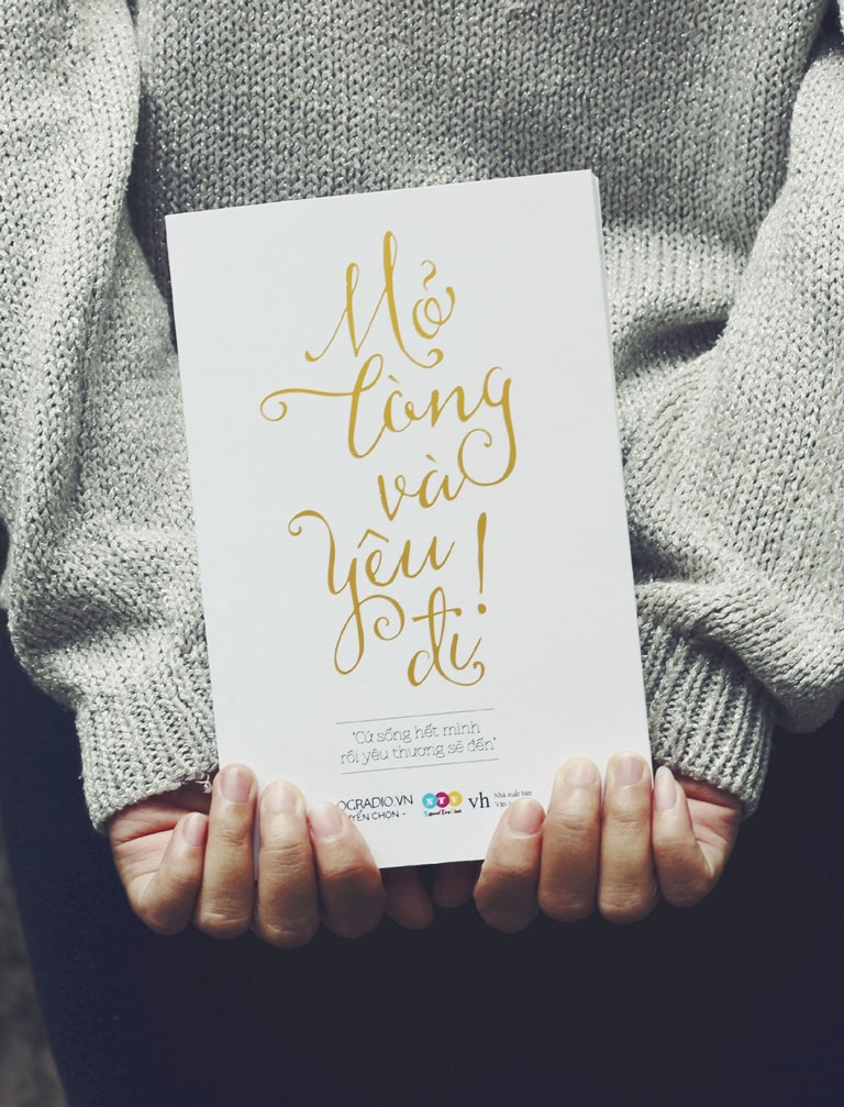 “Mở lòng và yêu đi” - 1 Bìa cuốn Mở lòng và yêu đi!