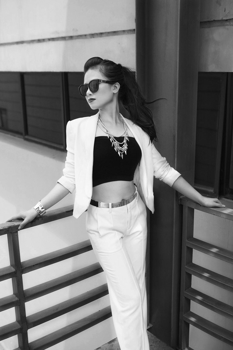 Dương Hoàng Yến: “Sự cạnh tranh trong showbiz rất khắc nghiệt” - 2 Hoàng Yến đã trở thành ca sĩ độc quyền của một công ty uy tín tại Hà Nội và chuẩn bị Nam tiến