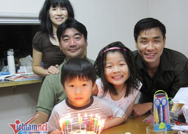 MC Nguyên Khang và gia đình ân nhân người Nhật khi họ sang
Việt Nam chơi năm 2010