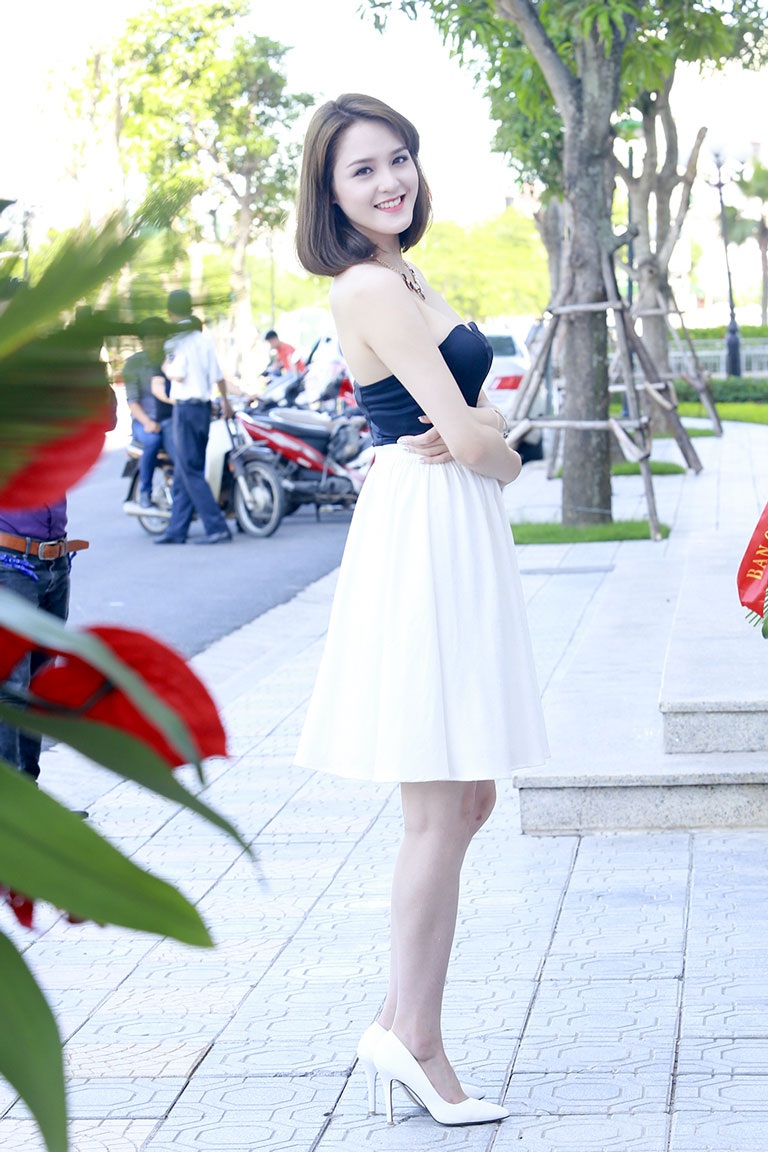 Á hậu Hoàng Anh khoe vai trần gợi cảm - 1 Á hậu Hoàng Anh khoe vai trần gợi cảm