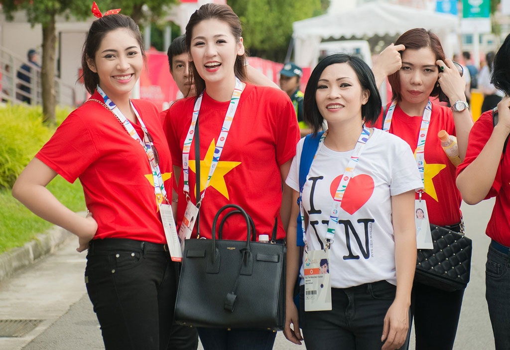 Á hậu Tú Anh, Hoa hậu Thu Thảo cổ vũ U23 Việt Nam - 1 Á hậu Tú Anh, Hoa hậu Thu Thảo cổ vũ đội tuyển U23 Việt Nam