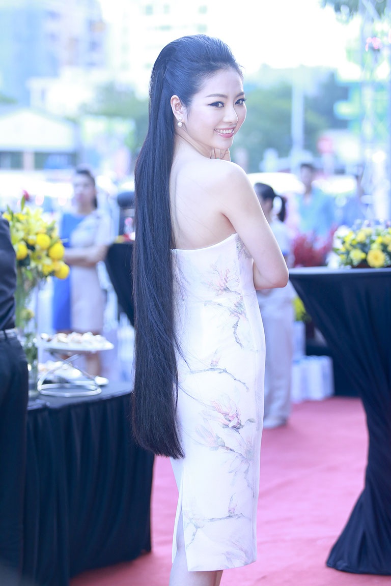 Điểm khác biệt và vô cùng ấn tượng ở người đẹp này còn là cô sở hữu mái tóc dài đen mượt