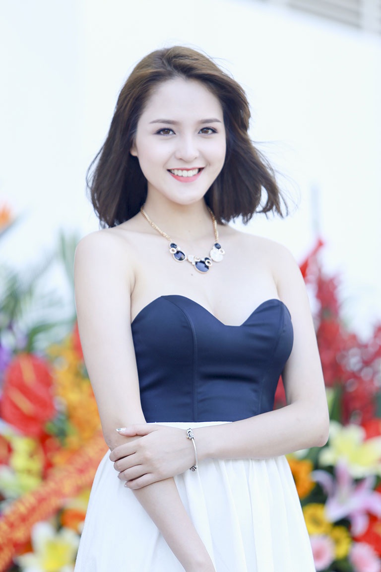 Á hậu Hoàng Anh khoe vai trần gợi cảm - 3 Á hậu Hoàng Anh khoe vai trần gợi cảm