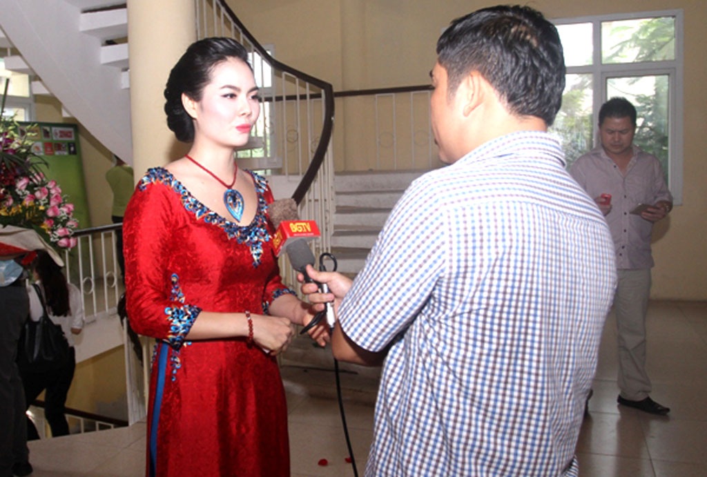 Nữ ca sĩ trả lời phỏng vấn sau phần thi của mình