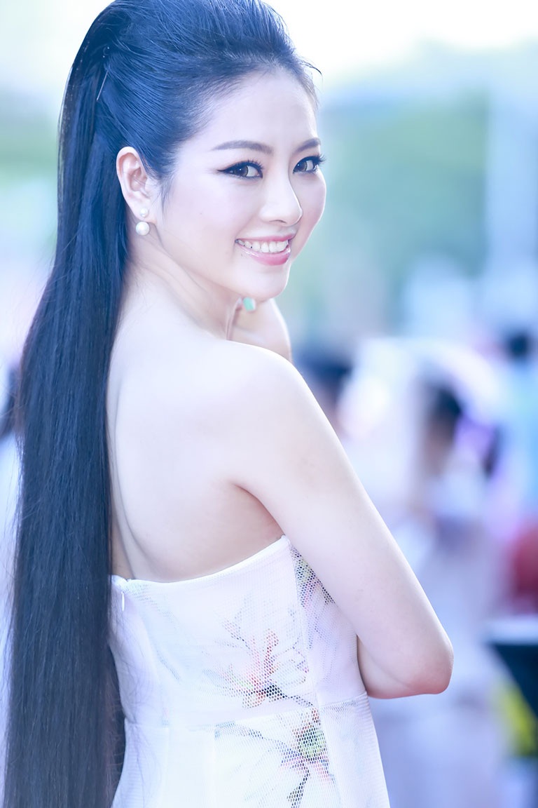 Điểm khác biệt và vô cùng ấn tượng ở người đẹp này còn là cô sở hữu mái tóc dài đen mượt