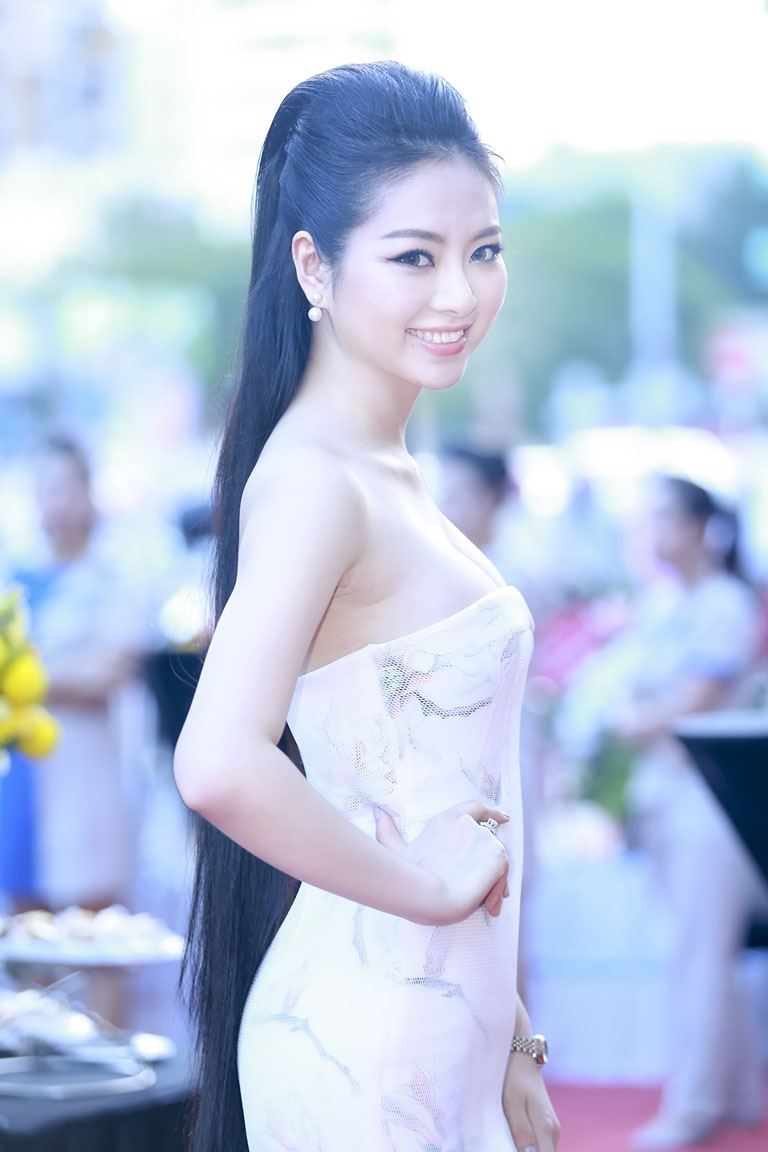 Điểm khác biệt và vô cùng ấn tượng ở người đẹp này còn là cô sở hữu mái tóc dài đen mượt