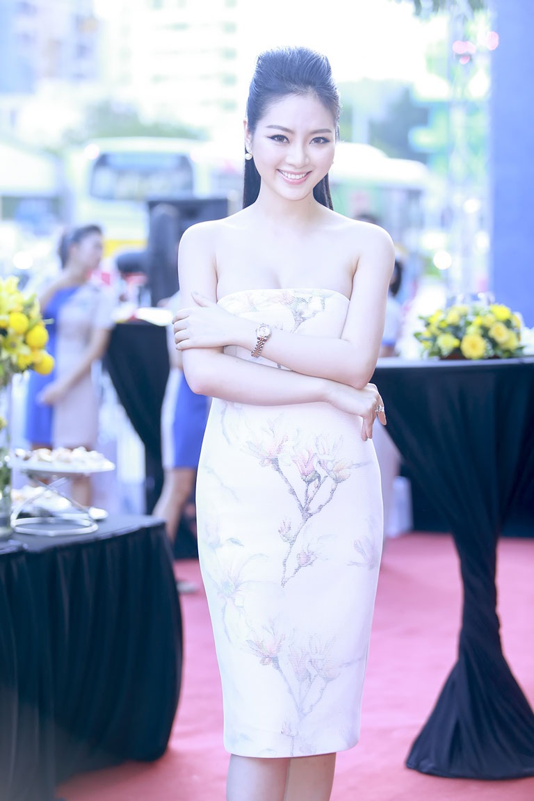 Hoa hậu Ngọc Anh khoe đường cong đầy quyến rũ