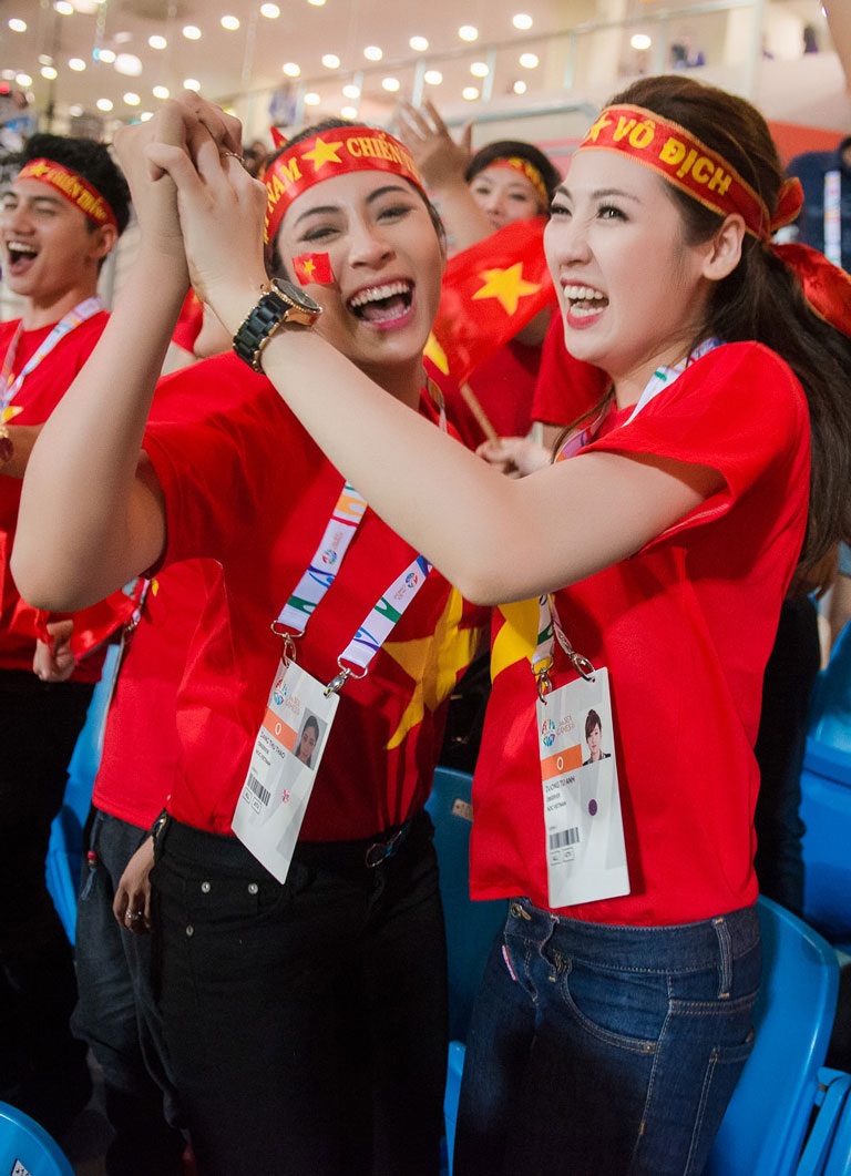 Á hậu Tú Anh, Hoa hậu Thu Thảo cổ vũ U23 Việt Nam - 5 và phấn khích reo hò trước bàn thắng của cầu thủ Thanh Hiền