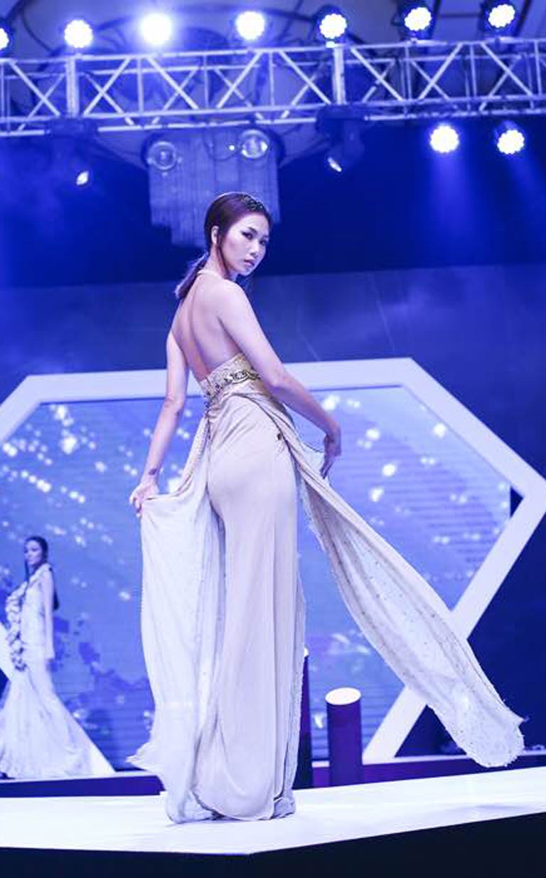 Các người đẹp trình diễn trong sự kiện tối 31/5