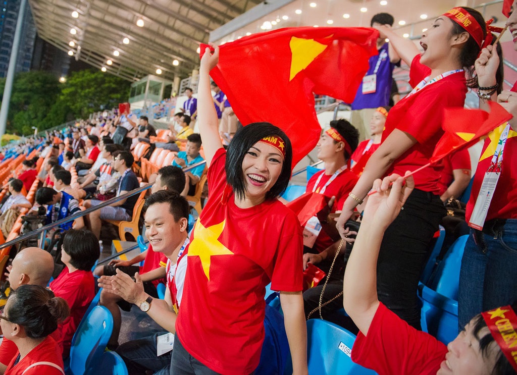 Á hậu Tú Anh, Hoa hậu Thu Thảo cổ vũ U23 Việt Nam - 8 Nữ ca sĩ hò hét cổ vũ và sung sướng trước bàn thắng của đội tuyển Việt Nam