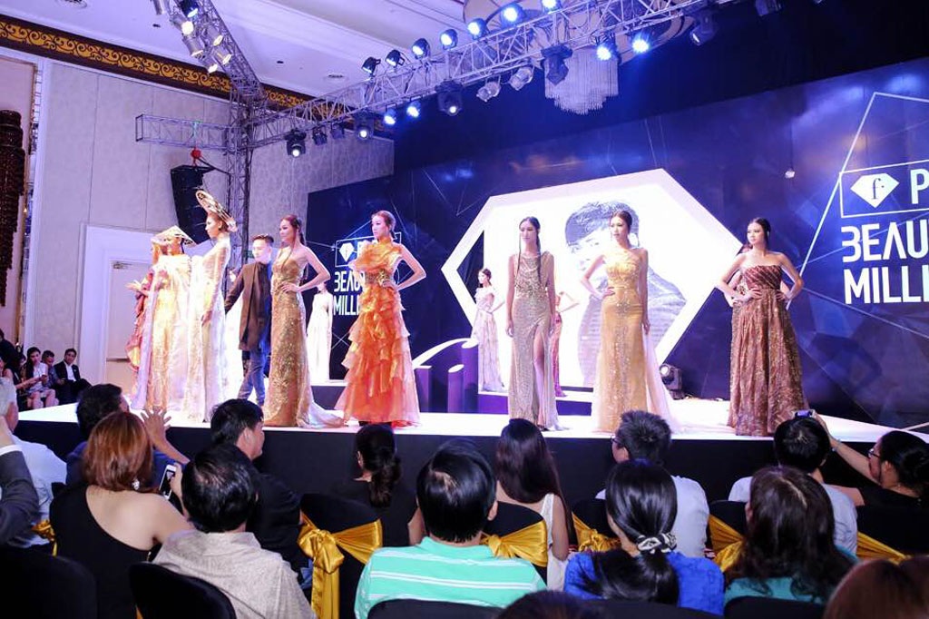 Các người đẹp trình diễn trong sự kiện tối 31/5