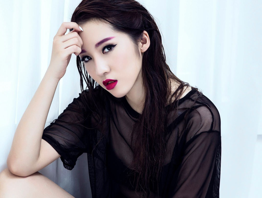 Ca sĩ Emily đang nỗ lực bứt phá - 1 Ca sĩ Emily