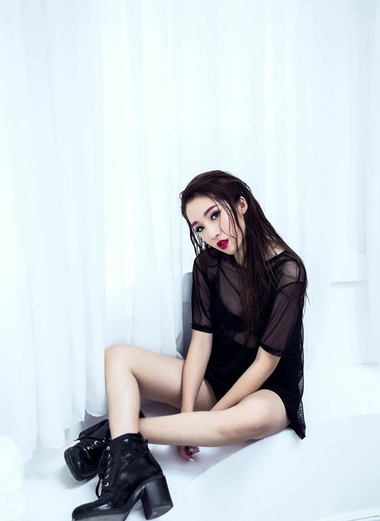 Ca sĩ Emily đang nỗ lực bứt phá - 6 <b style=mso-bidi-font-weight:
normal>H.T