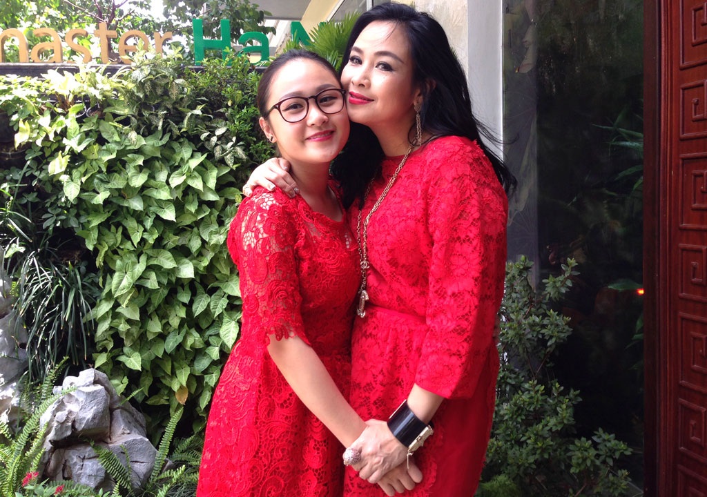 Thanh Lam tiết lộ về mối quan hệ thân thiết với vợ mới của Quốc Trung - 3 Thanh Lam và con gái nổi bật với váy ren đỏ