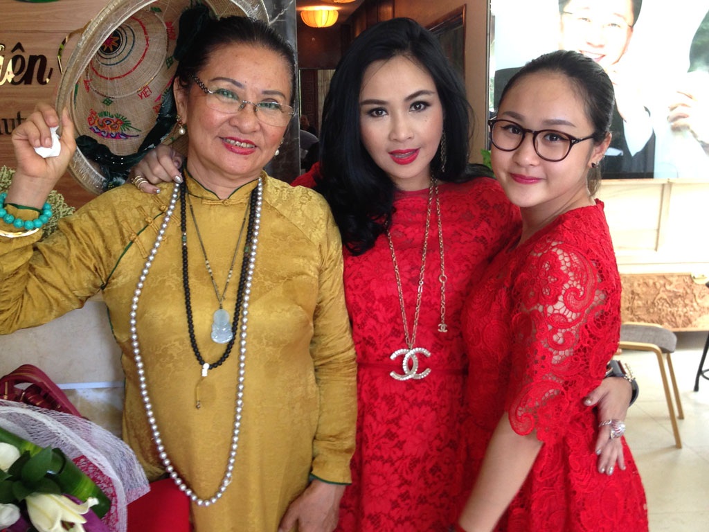 Thanh Lam tiết lộ về mối quan hệ thân thiết với vợ mới của Quốc Trung - 4 Thanh Lam và con gái nổi bật với váy ren đỏ