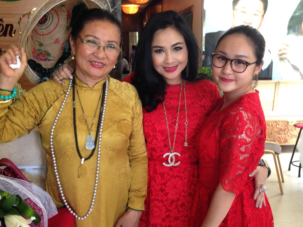 Thanh Lam tiết lộ về mối quan hệ thân thiết với vợ mới của Quốc Trung - 5 Thanh Lam và con gái nổi bật với váy ren đỏ