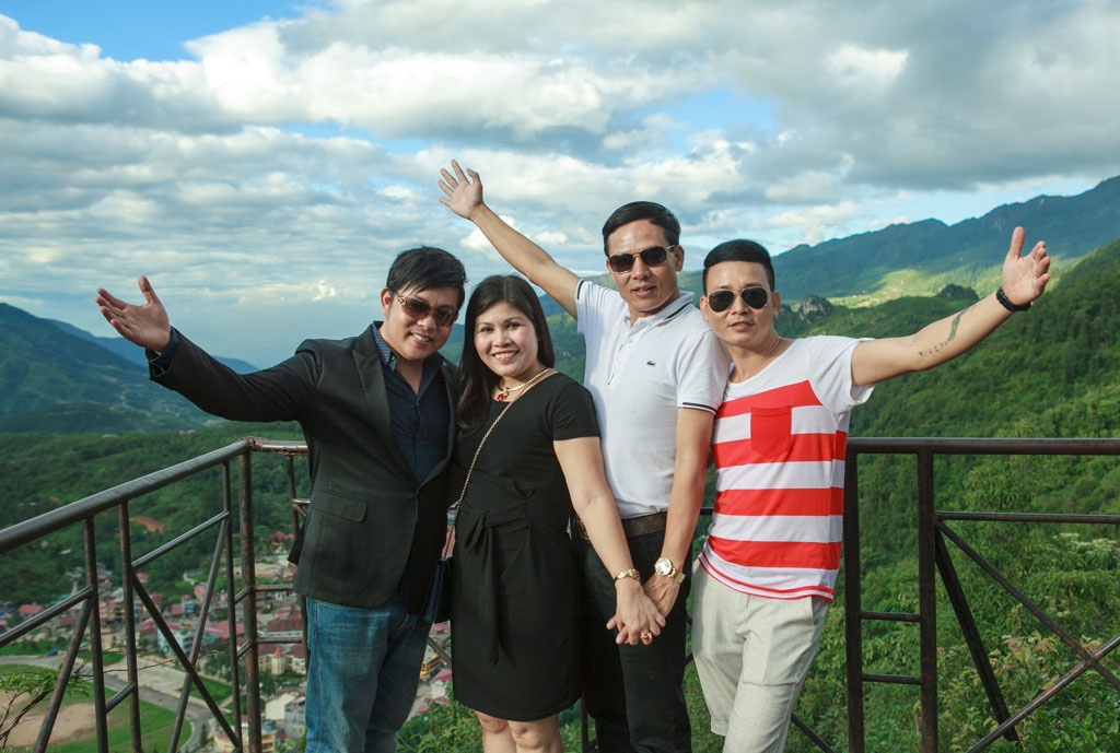 Quang Lê, Linh Nguyễn có đại gia "chống lưng" làm album mới - 3 Hai nam ca sĩ được vợ chồng đại gia Lào Cai Vũ Phương Nga tài trợ cho album mới