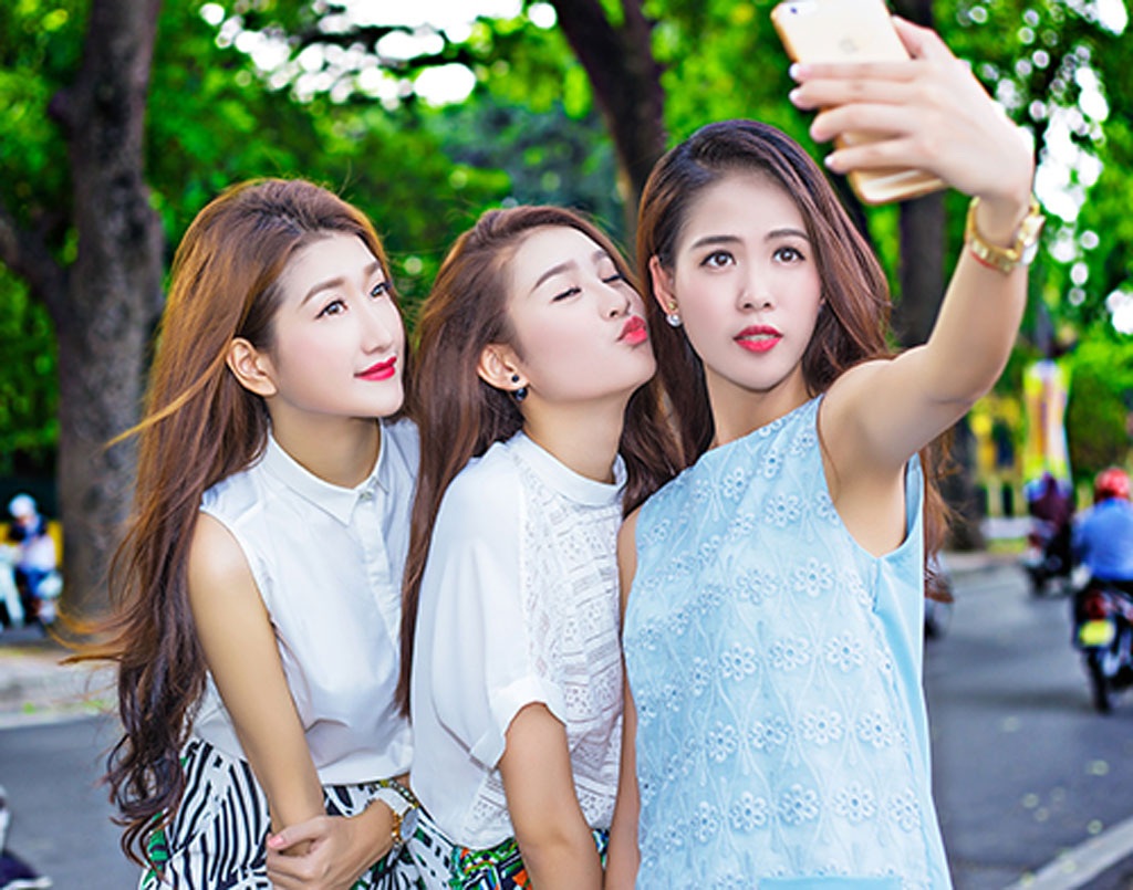 3 người mẫu khoe vẻ đẹp trẻ trung, quyến rũ trong nắng