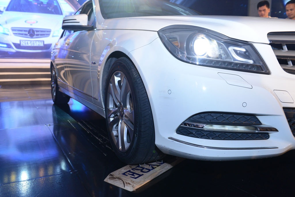 Ra mắt sản phẩm lốp xe an toàn Perfect Tyre - 2 Những chiếc lốp sử dụng công nghệ Perfect Tyre cán qua bàn
đinh mà không bị xì hơi