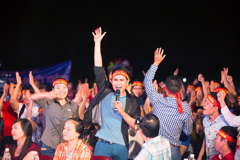 MC Vũ Mạnh Cường khuấy động sân chơi dành cho công nhân - 3 MC Vũ Mạnh Cường biến mình thành cổ động viên cuồng nhiệt