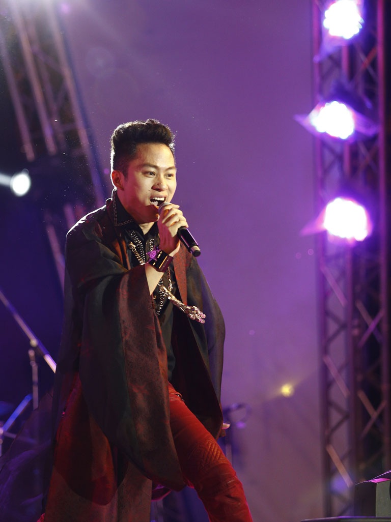 Tùng Dương hát như “lên đồng” tại festival Jazz Châu Á - 1 Tùng Dương hát như “lên đồng” tại festival Jazz Châu Á