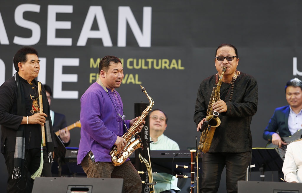 Tùng Dương hát như “lên đồng” tại festival Jazz Châu Á - 2 Nghệ sĩ Saxophone Trần Mạnh
Tuấn (ngoài cùng, bên phải) biểu diễn trên sân khấu