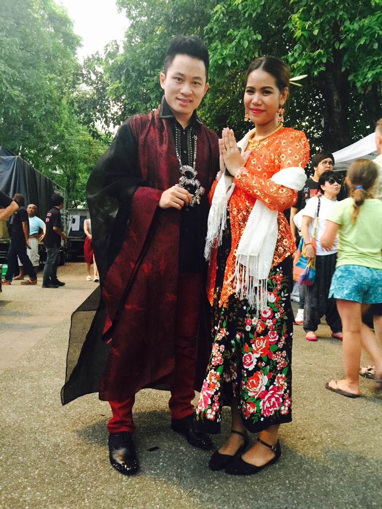 Tùng Dương hát như “lên đồng” tại festival Jazz Châu Á - 3 Trang phục của Tùng Dương cũng gây ấn tượng không kém phong cách biểu diễn của anh