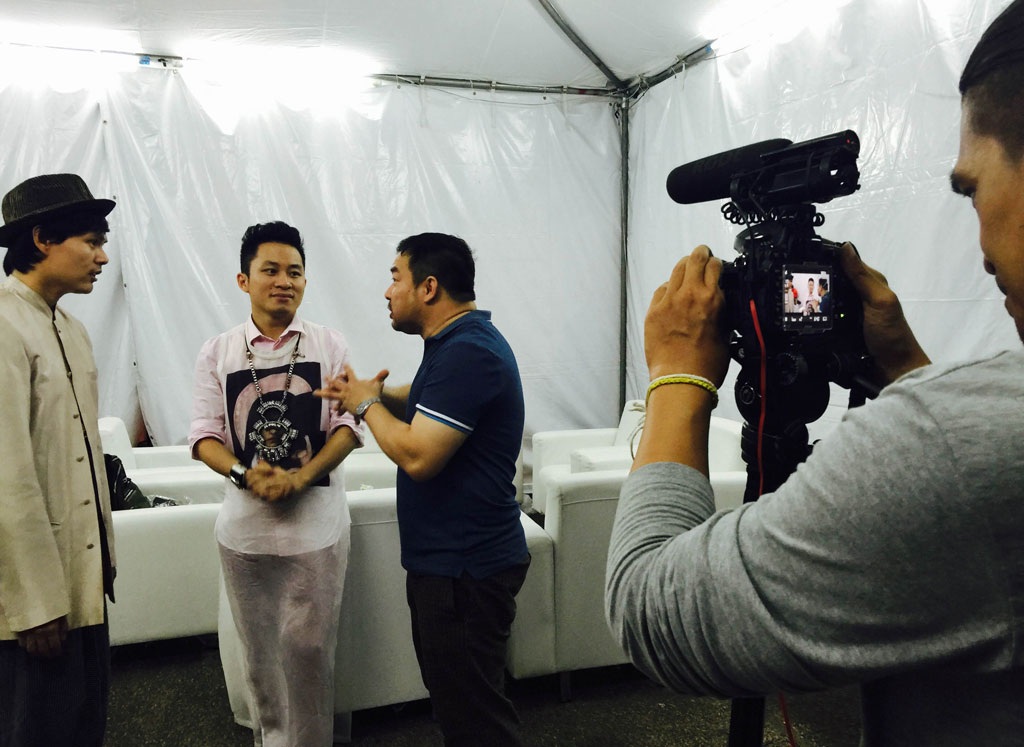 Tùng Dương hát như “lên đồng” tại festival Jazz Châu Á - 4 Tùng Dương trả lời phỏng vấn Đài TH Thái Lan bằng Tiếng Anh sau buổi diễn