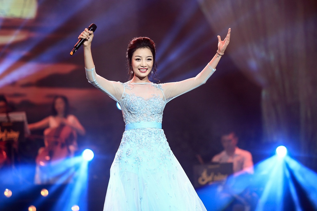 Phạm Thu Hà hát “Suối mơ” tưởng nhớ nhạc sĩ Văn Cao - 8 Một số hình ảnh ca sĩ Phạm Thu Hà trong chương trình