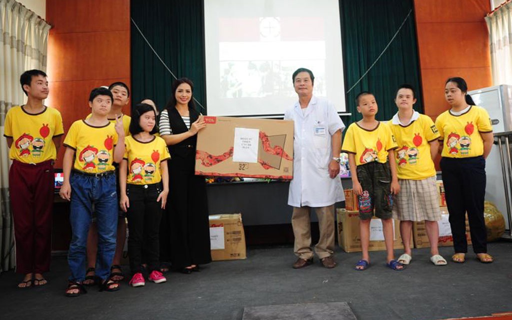 Cựu người mẫu Thúy Hằng và con gái đi từ thiện - 11 Đoàn từ thiện trao quà, chụp ảnh với các em nhỏ