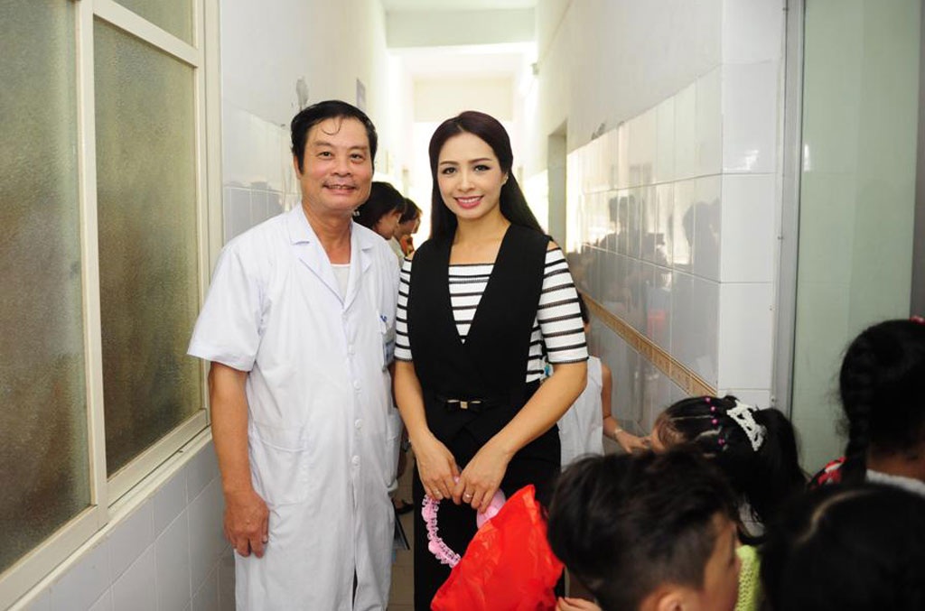 Cựu người mẫu Thúy Hằng và con gái đi từ thiện - 10 Thúy Hằng và bác sĩ Vũ