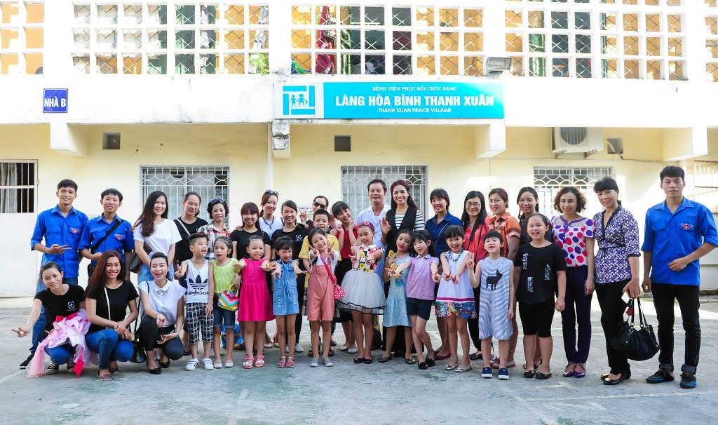 Cựu người mẫu Thúy Hằng và con gái đi từ thiện - 12 Đoàn từ thiện trao quà, chụp ảnh với các em nhỏ