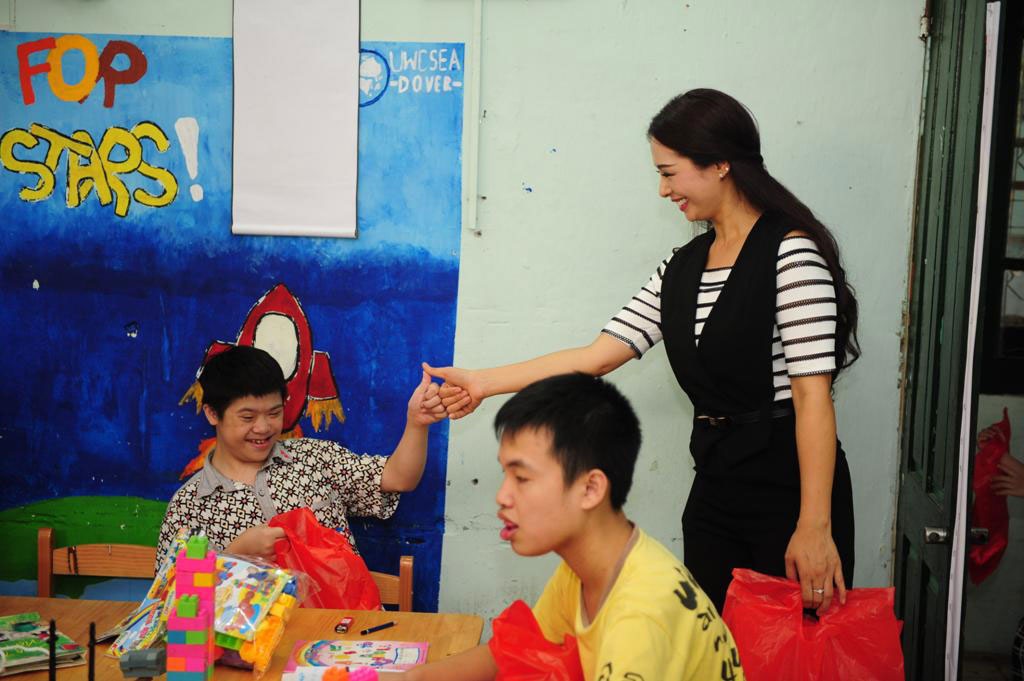 Cựu người mẫu Thúy Hằng và con gái đi từ thiện - 3 Thúy Hằng giao lưu với em nhỏ