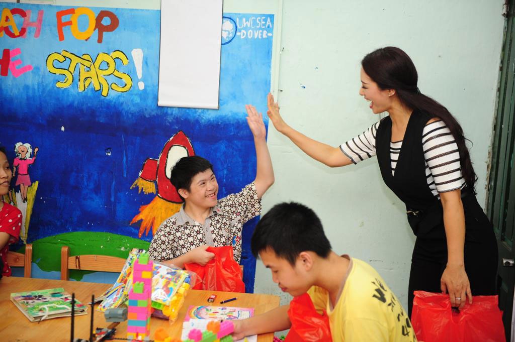 Cựu người mẫu Thúy Hằng và con gái đi từ thiện - 4 Thúy Hằng giao lưu với em nhỏ