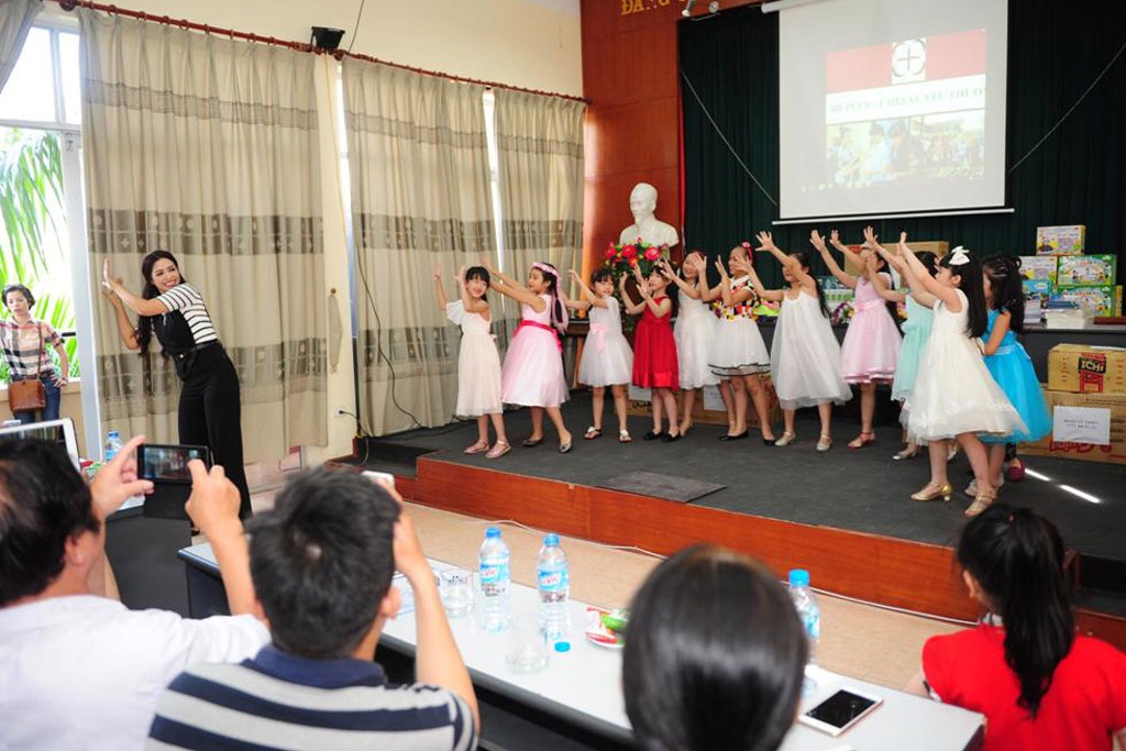 Cựu người mẫu Thúy Hằng và con gái đi từ thiện - 7 Cựu người mẫu hoạt náo không khí với các tiết mục giao lưu văn nghệ