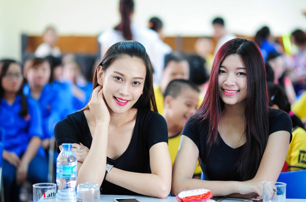 Cựu người mẫu Thúy Hằng và con gái đi từ thiện - 9 Á hậu Đại Dương Vân Quỳnh và người đẹp Ánh Quỳnh cũng tham gia hoạt động ý nghĩa này