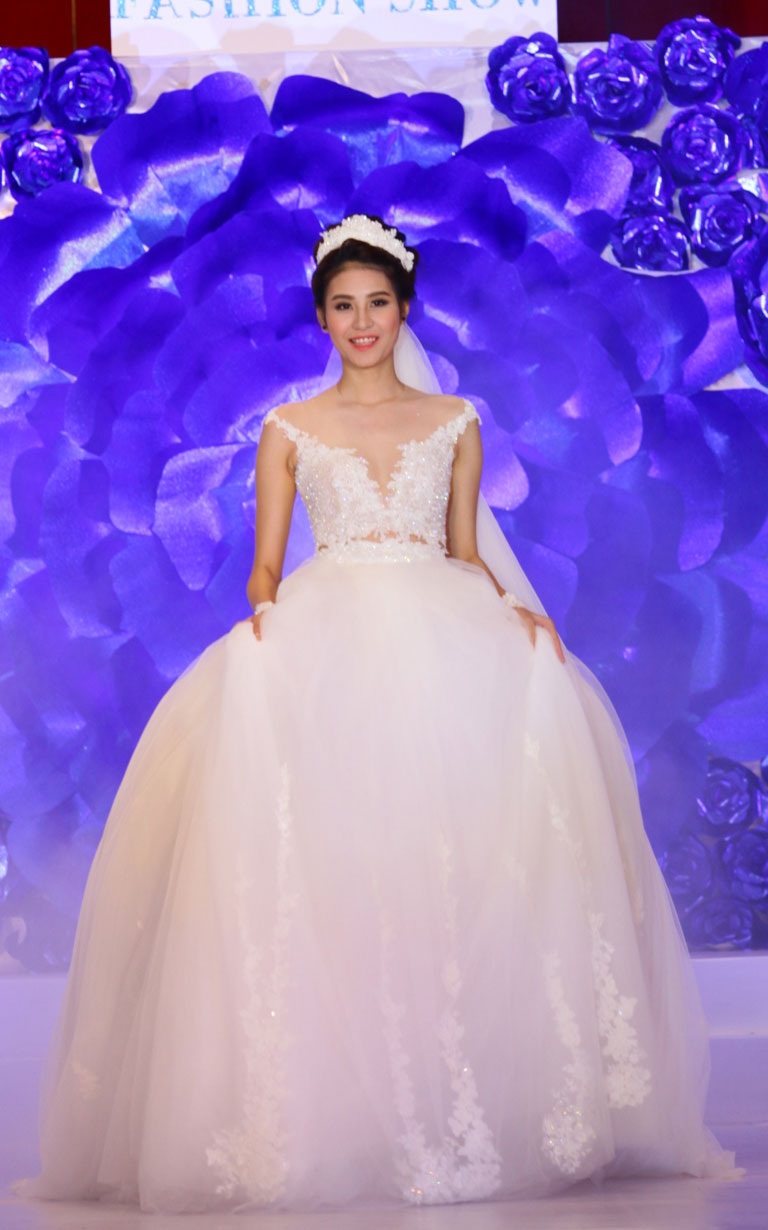 Siêu mẫu Hà Phương lộng lẫy trong chiếc váy kỷ lục - 1 Siêu mẫu Hà Phương lộng lẫy trình diễn váy cưới tối 18/7