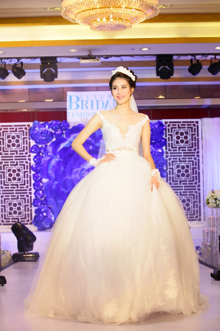 Siêu mẫu Hà Phương lộng lẫy trong chiếc váy kỷ lục - 3 Siêu mẫu Hà Phương lộng lẫy trình diễn váy cưới tối 18/7