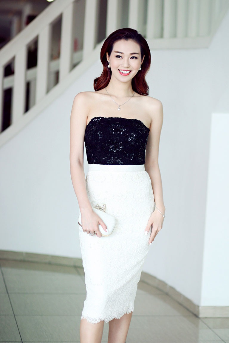 Người đẹp Khánh My hút mắt với với áo quây hở vai