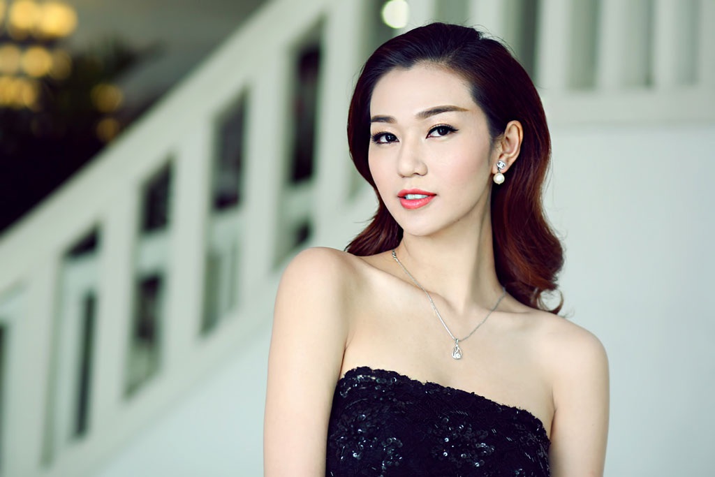 Người đẹp Khánh My hút mắt với với áo quây hở vai