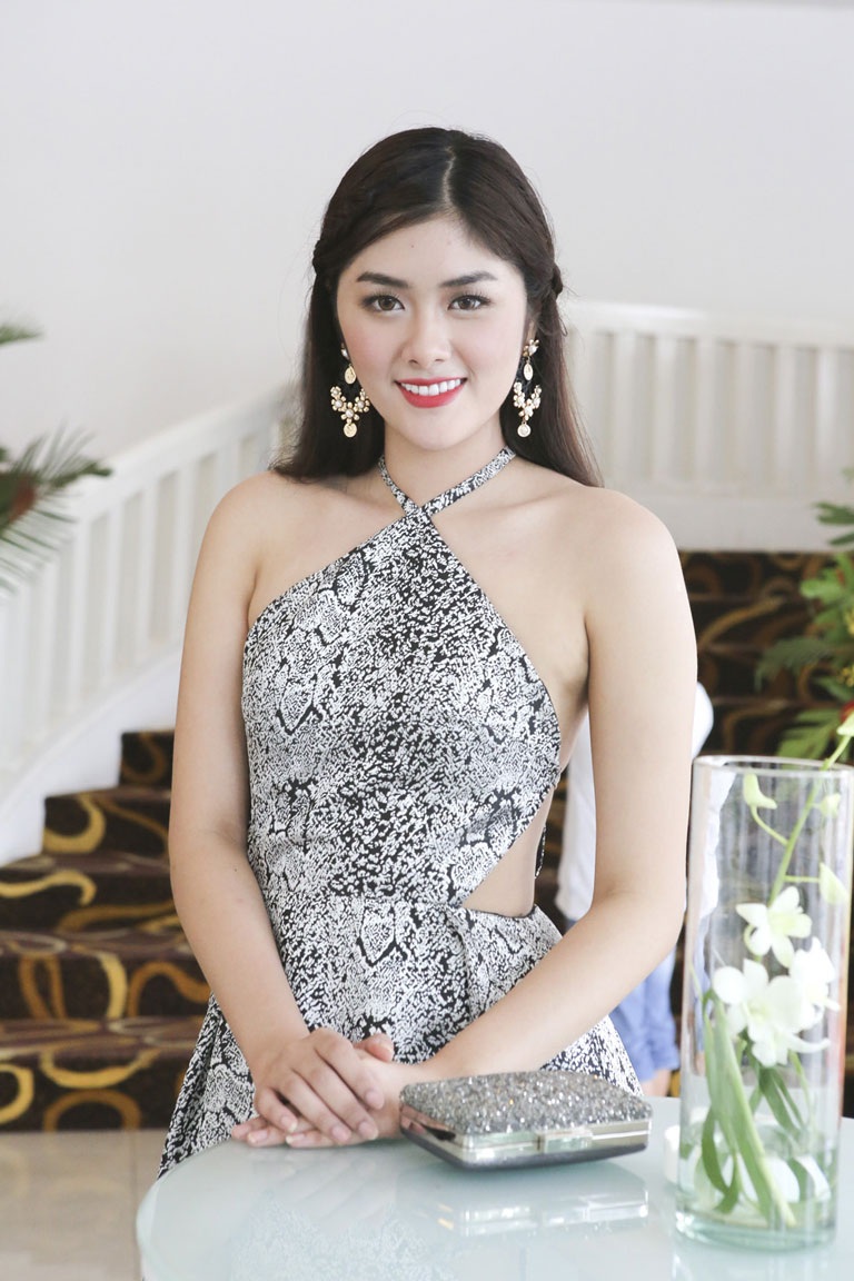 Chân dài Huỳnh Tiên