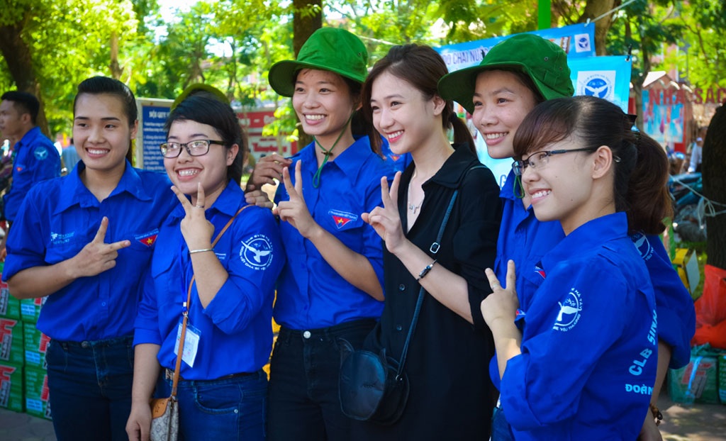 Người mẫu Hồng Quế đội nắng đi phát nước cho sĩ tử - 12 Hà Thanh