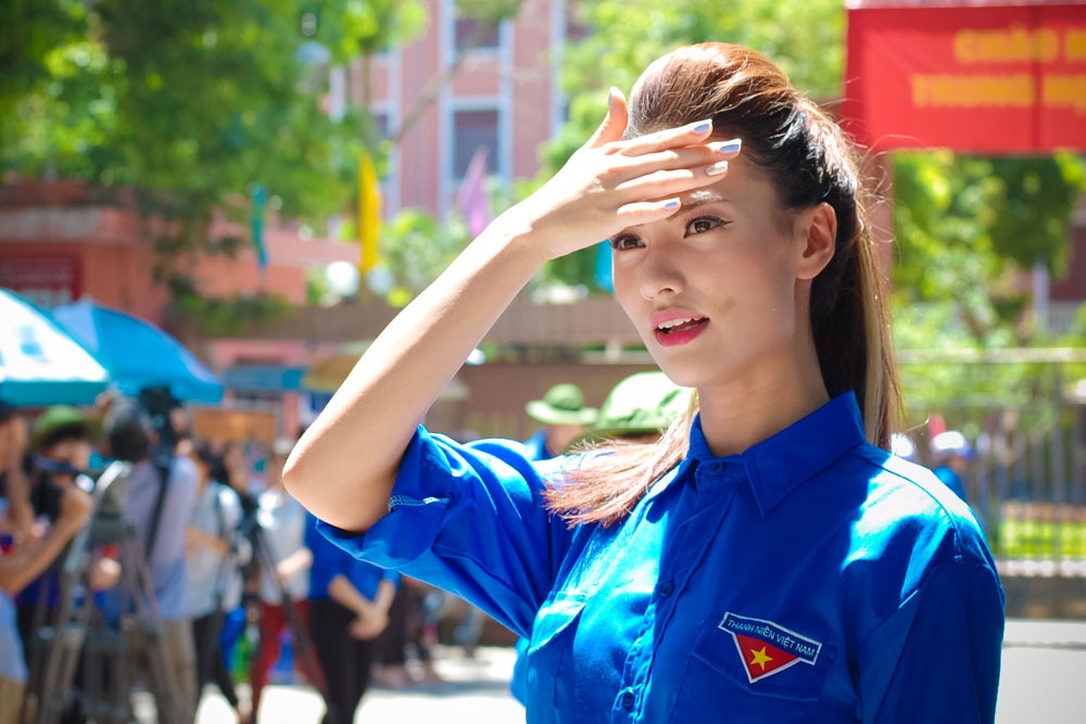 Người mẫu Hồng Quế đội nắng đi phát nước cho sĩ tử - 3 Hà Thanh