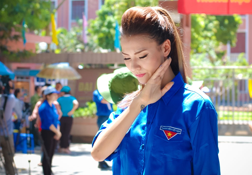 Người mẫu Hồng Quế đội nắng đi phát nước cho sĩ tử - 5 Hà Thanh