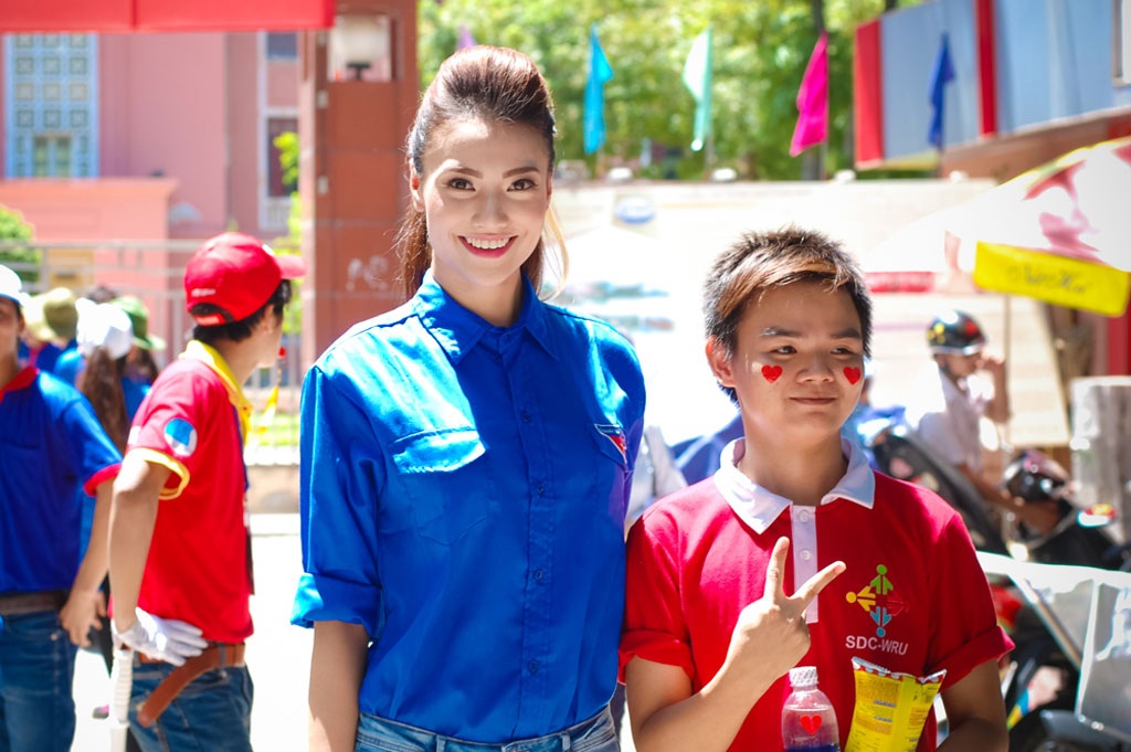 Người mẫu Hồng Quế đội nắng đi phát nước cho sĩ tử - 6 Hà Thanh
