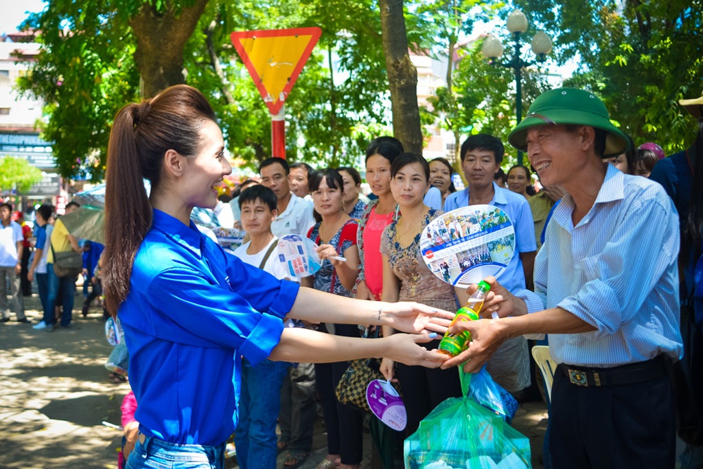 Người mẫu Hồng Quế đội nắng đi phát nước cho sĩ tử - 8 Hà Thanh