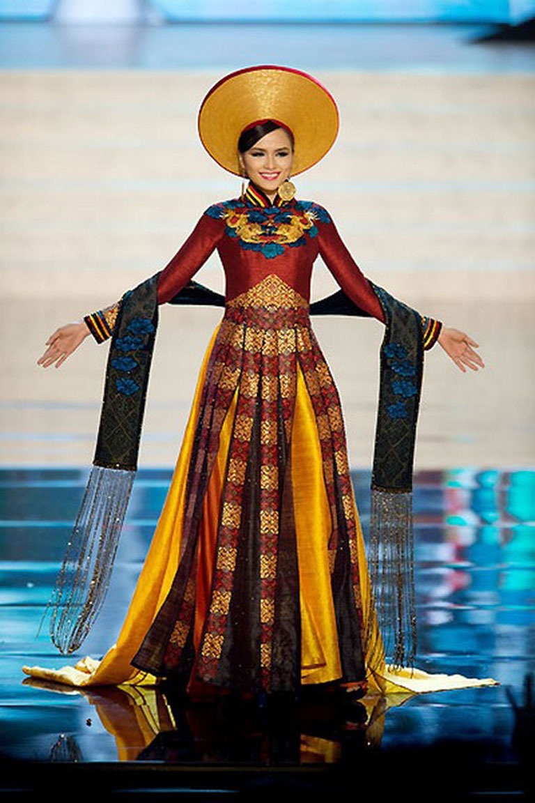 Những bộ áo dài cách điệu giúp Hoa hậu Việt tỏa sáng trên thế giới